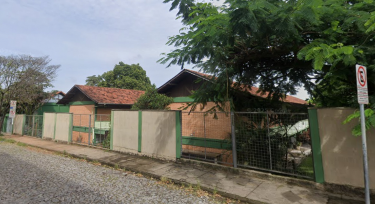 Aluna e mãe agridem professora após proibição de celular em escola de Minas Gerais Aluna e mãe agridem professora após proibição de celular em escola de Minas Gerais