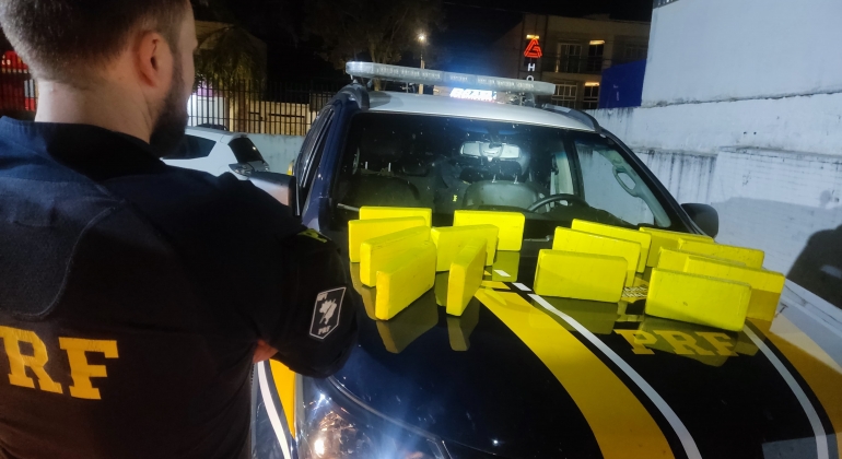 Polícia Rodoviária Federal apreende na BR-365 carga de cocaína avaliada em 1 milhão de reais Polícia Rodoviária Federal apreende na BR-365 carga de cocaína avaliada em 1 milhão de reais