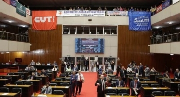 ALMG aprova reajuste de 5,26% para a educação e garante salário-mínimo para ASBs da rede estadual ALMG aprova reajuste de 5,26% para a educação e garante salário-mínimo para ASBs da rede estadual