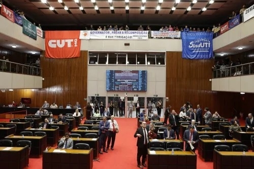 ALMG aprova reajuste de 5,26% para a educação e garante salário-mínimo para ASBs da rede estadual ALMG aprova reajuste de 5,26% para a educação e garante salário-mínimo para ASBs da rede estadual