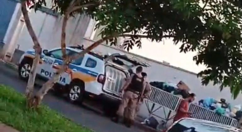 Criança de 5 anos é jogada da janela do 5º andar de apartamento em Patos de Minas; padrasto foi preso suspeito de cometer o crime Criança de 5 anos é jogada da janela do 5º andar de apartamento em Patos de Minas; padrasto foi preso suspeito de cometer o crime