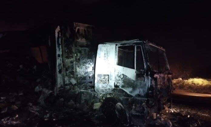 Vídeo flagra caminhão carregado com carne congelada pegando fogo na BR-262, em Ibiá