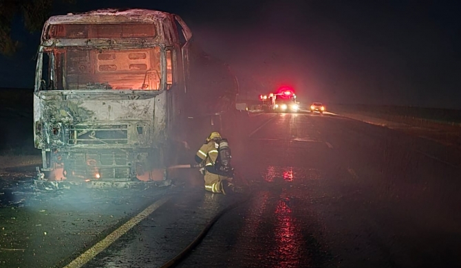 Carreta tanque carregada com glicose pega fogo na BR-365; próximo a Varjão