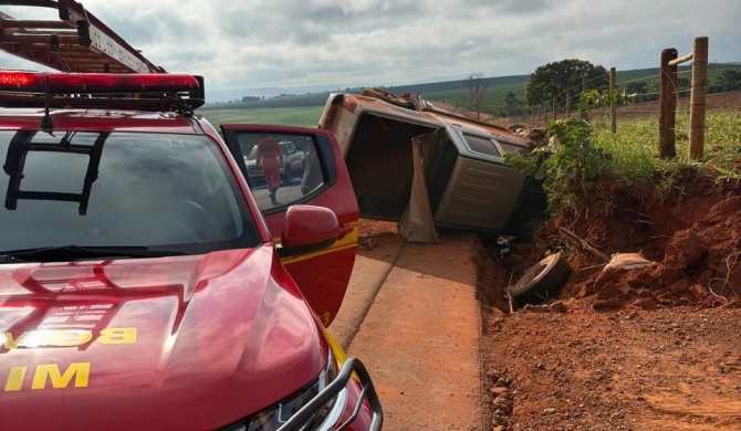Veículo capota na estrada que dá acesso ao distrito de Alagoas em Patos de Minas; três vítimas são atendidas
