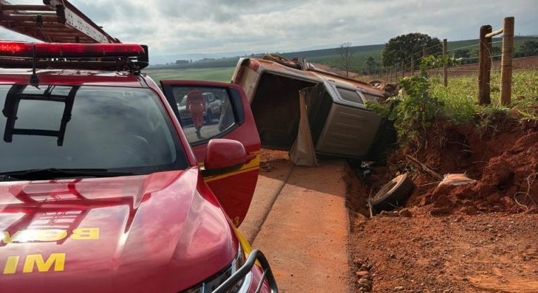 Veículo capota na estrada que dá acesso ao distrito de Alagoas em Patos de Minas; três vítimas são atendidas