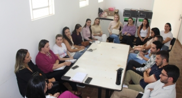  Reunião com profissionais da saúde de Lagoa Formosa reforça cuidados com a dengue e doenças respiratórias 