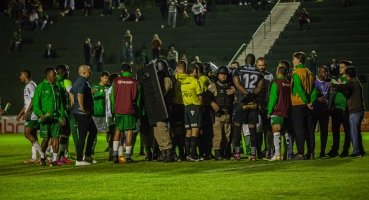 Mamoré empata em casa com a Caldense, em jogo de confusão da arbitragem e paralisação 
