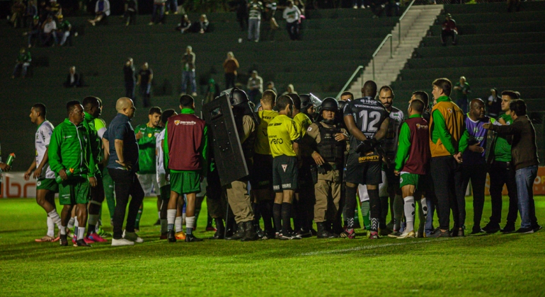 Mamoré empata em casa com a Caldense, em jogo de confusão da arbitragem e paralisação 