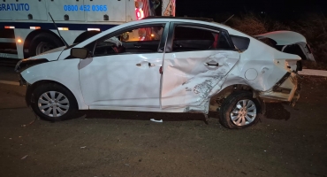 Colisão entre carros deixa família ferida na LMG-782 Colisão entre carros deixa família ferida na LMG-782