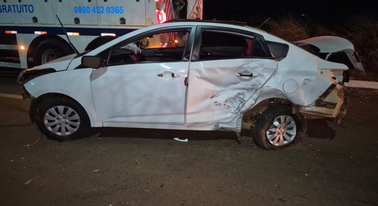 Colisão entre carros deixa família ferida na LMG-782 Colisão entre carros deixa família ferida na LMG-782