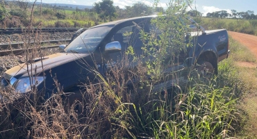 Polícia Militar recupera duas caminhonetes tomadas de assalto na zona rural de Guimarânia; um suspeito foi preso Polícia Militar recupera duas caminhonetes tomadas de assalto na zona rural de Guimarânia; um suspeito foi preso