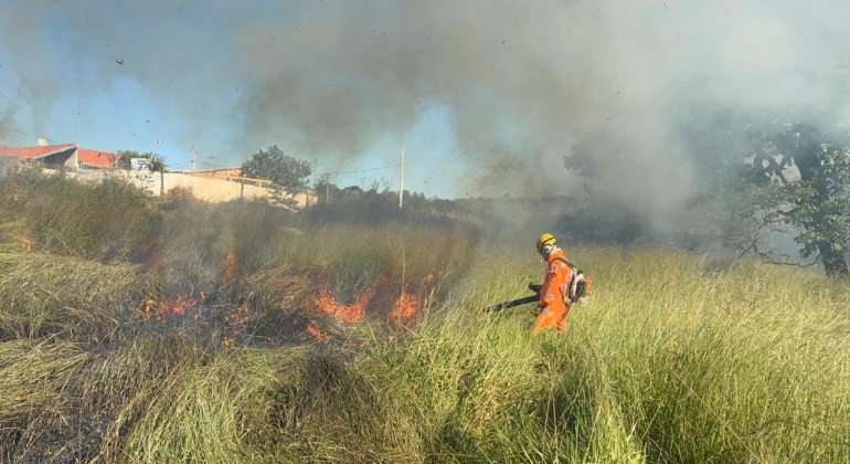 Incêndio ameaça mata ciliar em Patos de Minas e assusta moradores no bairro Quebec Incêndio ameaça mata ciliar em Patos de Minas e assusta moradores no bairro Quebec