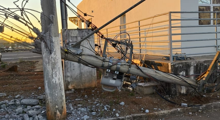 Patos de Minas - Galho de árvore derruba poste e atinge rede elétrica no CEASA Patos de Minas - Galho de árvore derruba poste e atinge rede elétrica no CEASA
