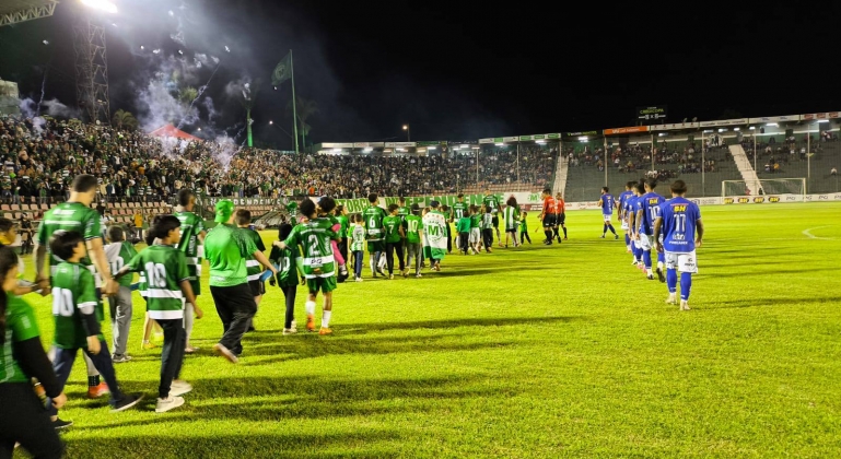 Em noite de apagão no estádio; Mamoré e URT empatam clássico em Patos de Minas Em noite de apagão no estádio; Mamoré e URT empatam clássico em Patos de Minas
