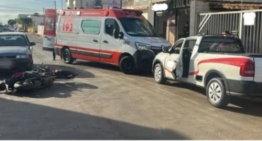 Motorista abre porta de automóvel para descer do veículo e provoca acidente com duas vítimas; em Patos de Minas Motorista abre porta de automóvel para descer do veículo e provoca acidente com duas vítimas; em Patos de Minas