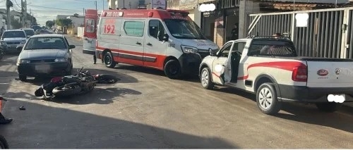 Motorista abre porta de automóvel para descer do veículo e provoca acidente com duas vítimas; em Patos de Minas Motorista abre porta de automóvel para descer do veículo e provoca acidente com duas vítimas; em Patos de Minas