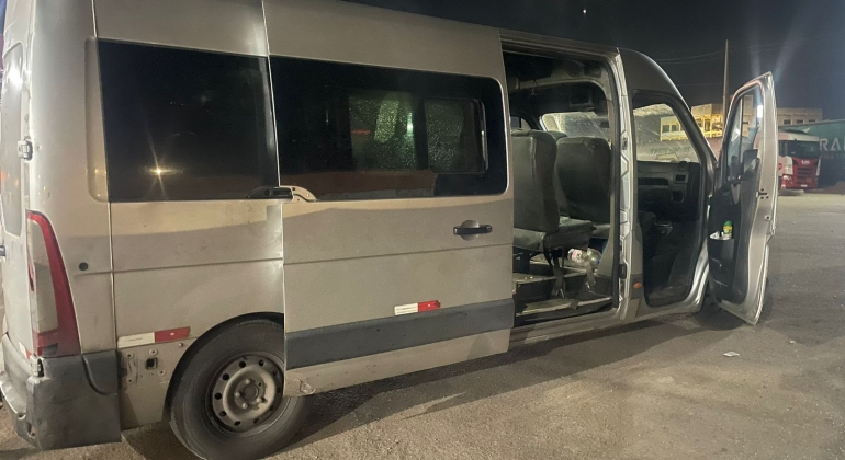 PMRv apreende van com transporte clandestino de passageiros na BR-146; em Patos de Minas PMRv apreende van com transporte clandestino de passageiros na BR-146; em Patos de Minas