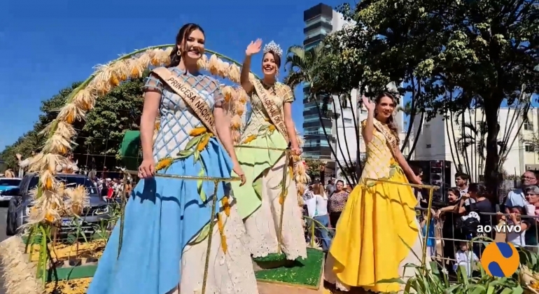 Patos de Minas - Desfile, bolo e pamonha marcam o aniversário de 133 anos Patos de Minas - Desfile, bolo e pamonha marcam o aniversário de 133 anos