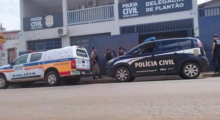 Bandidos levam 10 milhões em cheques, dólares, joias e arma de fogo de residência; em Patos de Minas