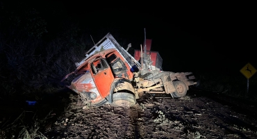 Rio Paranaíba - Motorista perde controle direcional e bate em barranco na MG-230 Rio Paranaíba - Motorista perde controle direcional e bate em barranco na MG-230