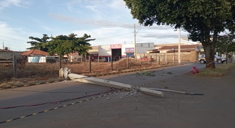 Caminhão derruba poste de iluminação pública na Avenida Manoel Soares; em Lagoa Formosa 