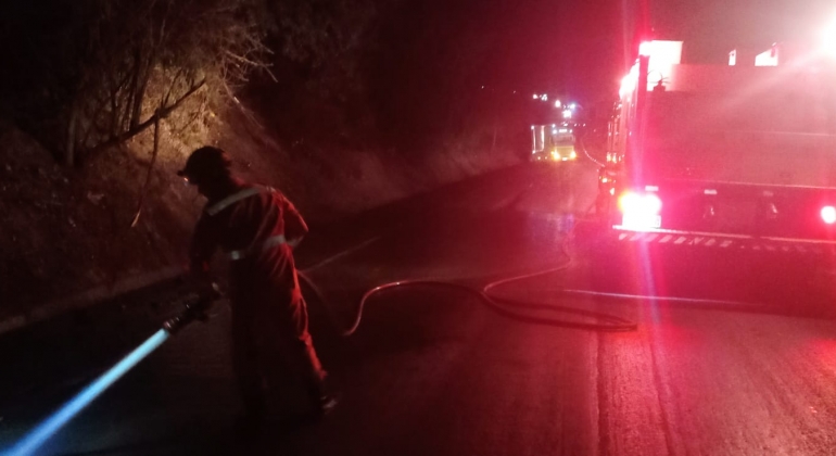Caminhão derrama resíduo orgânico de granja suína na pista da BR-365 e mobiliza Corpo de Bombeiros 
