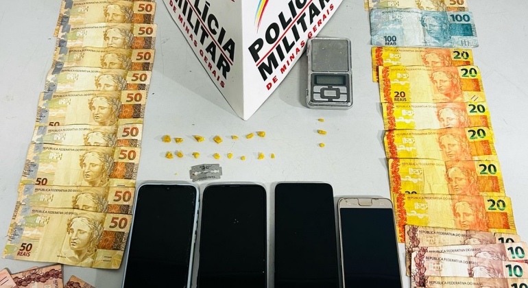 Polícia Militar fecha ponto de tráfico de drogas e prende suspeitos em operação no Centro de Patos de Minas Polícia Militar fecha ponto de tráfico de drogas e prende suspeitos em operação no Centro de Patos de Minas