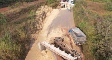 Carreta bitrem tomba e provoca acidente com outros dois caminhões na BR-354, próximo a São Gotardo Carreta bitrem tomba e provoca acidente com outros dois caminhões na BR-354, próximo a São Gotardo