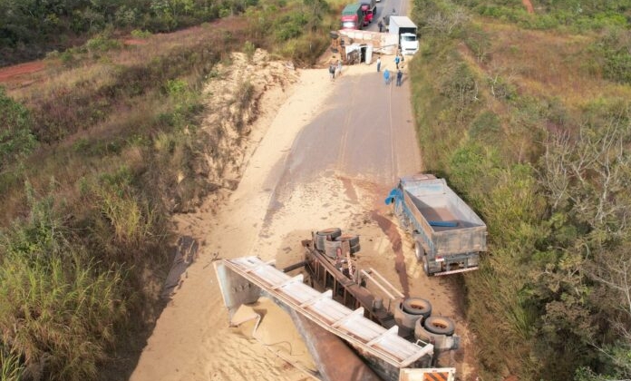 Carreta bitrem tomba e provoca acidente com outros dois caminhões na BR-354, próximo a São Gotardo Carreta bitrem tomba e provoca acidente com outros dois caminhões na BR-354, próximo a São Gotardo