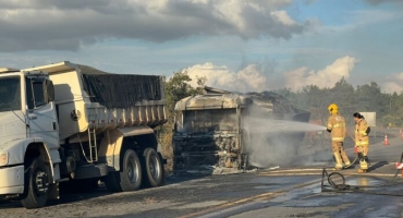 Caminhões pegam fogo e interditam a BR-262, veja vídeo Caminhões pegam fogo e interditam a BR-262, veja vídeo