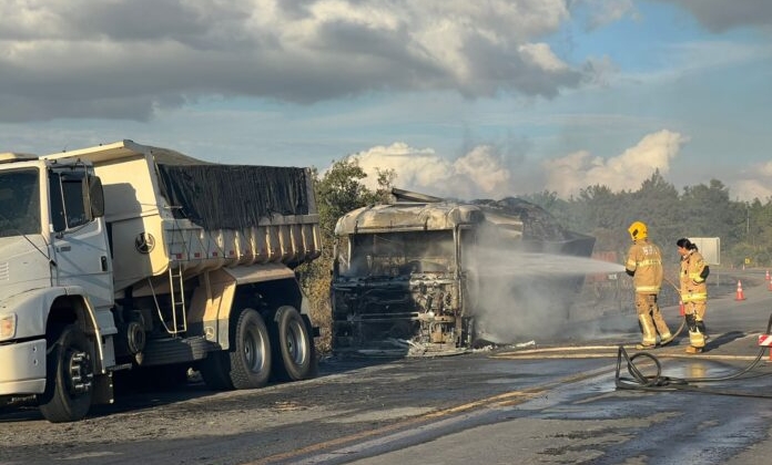 Caminhões pegam fogo e interditam a BR-262, veja vídeo