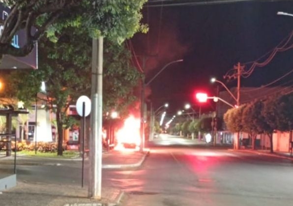 VÍDEO: Carmo do Paranaíba – Homem incendeia sucata de veículo da campanha “Maio Amarelo” e acaba preso pela Polícia Militar VÍDEO: Carmo do Paranaíba – Homem incendeia sucata de veículo da campanha “Maio Amarelo” e acaba preso pela Polícia Militar