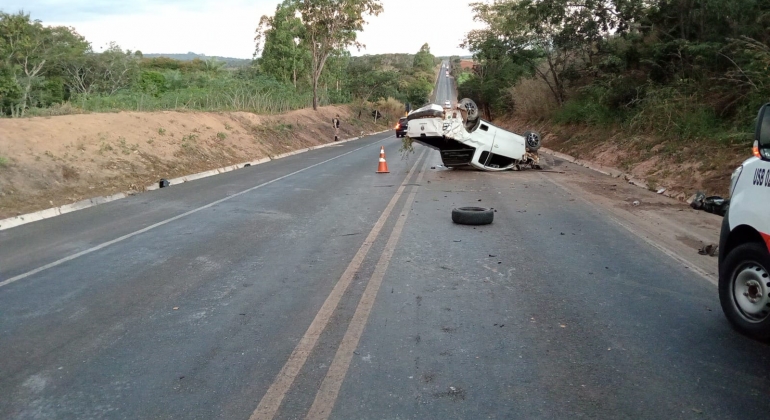 Casal fica ferido após condutor perder controle direcional de automóvel e capotar veículo; próximo à ponte sobre o córrego São Bartolomeu na BR-354 Casal fica ferido após condutor perder controle direcional de automóvel e capotar veículo; próximo à ponte sobre o córrego São Bartolomeu na BR-354