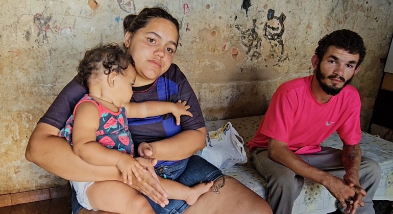Casal com filha pequena vive há mais de um ano sem energia elétrica em Patos de Minas e pede ajuda para sobreviver Casal com filha pequena vive há mais de um ano sem energia elétrica em Patos de Minas e pede ajuda para sobreviver