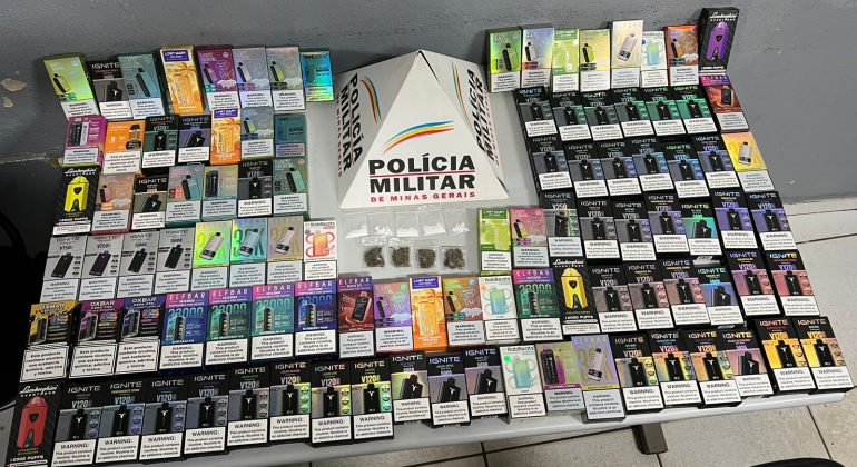 Polícia apreende drogas, cigarros eletrônicos e outros produtos ilegais em Patos de Minas Polícia apreende drogas, cigarros eletrônicos e outros produtos ilegais em Patos de Minas