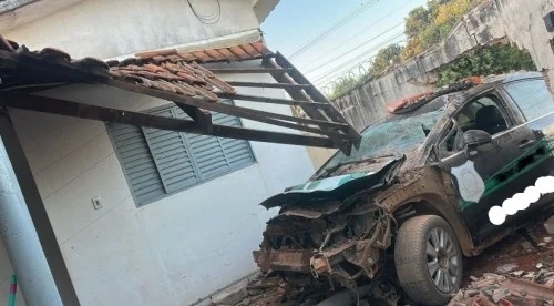 Durante perseguição segurança perde controle direcional de veículo e destrói muro de residência no bairro Planalto; em Patos de Minas Durante perseguição segurança perde controle direcional de veículo e destrói muro de residência no bairro Planalto; em Patos de Minas