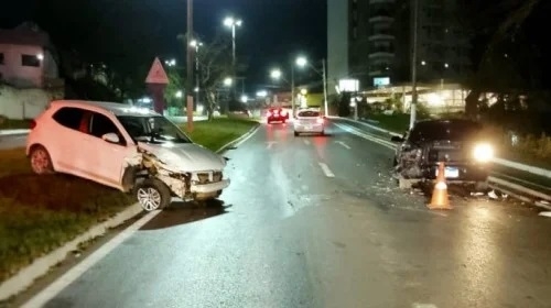 Patos de Minas - Motorista perde controle direcional ao tentar desviar de moto na Avenida e provoca acidente Patos de Minas - Motorista perde controle direcional ao tentar desviar de moto na Avenida e provoca acidente