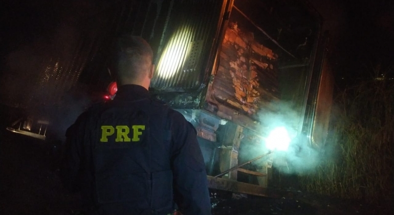 Conjunto veicular se incendeia na BR262, no município de Nova Serrana Conjunto veicular se incendeia na BR262, no município de Nova Serrana