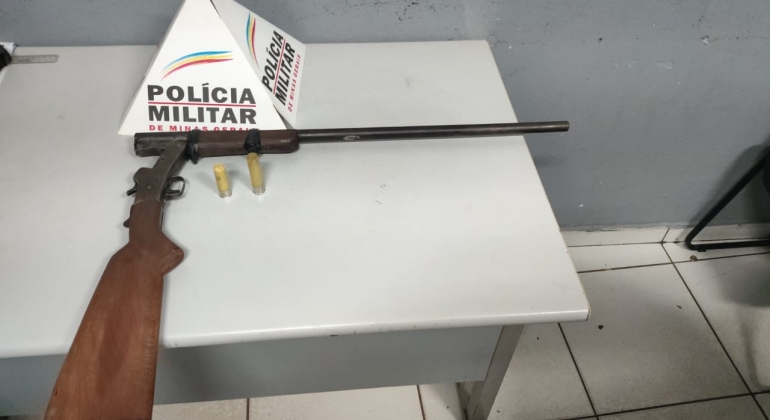 Homem embriagado efetua disparo em direção a desafeto, foge em veículo e colide contra caminhão em Patos de Minas Homem embriagado efetua disparo em direção a desafeto, foge em veículo e colide contra caminhão em Patos de Minas