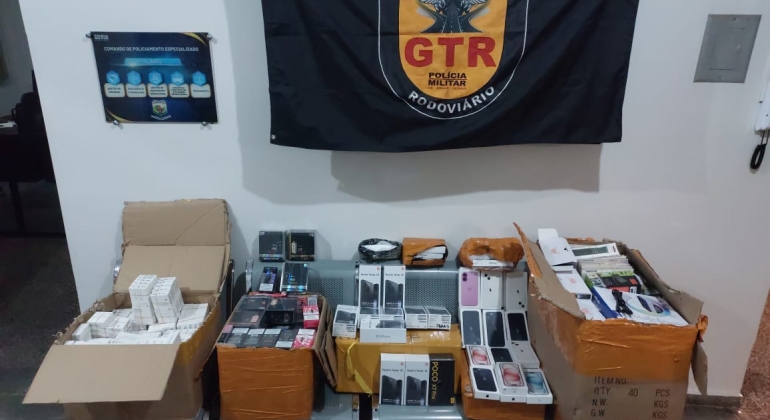 PM intercepta carregamento de Phones e outras mercadorias contrabandeadas avaliadas em 500 mil reais que tinham como destino Patos de Minas PM intercepta carregamento de Phones e outras mercadorias contrabandeadas avaliadas em 500 mil reais que tinham como destino Patos de Minas