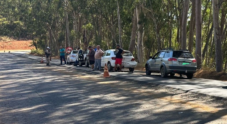 Obra na pista causa engavetamento com quatro veículos na MGC-354 Obra na pista causa engavetamento com quatro veículos na MGC-354