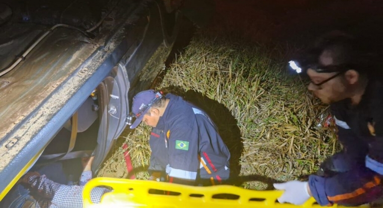 Pai e filho ficam feridos em acidente na BR-354; após condutor supostamente cochilar ao volante Pai e filho ficam feridos em acidente na BR-354; após condutor supostamente cochilar ao volante