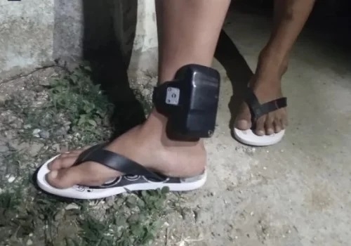 Patos de Minas - Homem rompe tornozeleira eletrônica, joga fora e é preso no bairro Lagoa Grande Patos de Minas - Homem rompe tornozeleira eletrônica, joga fora e é preso no bairro Lagoa Grande
