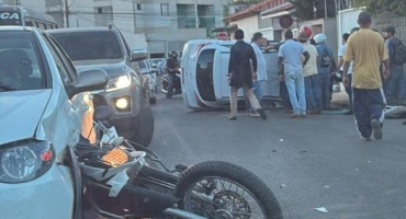 Grave acidente no centro de Carmo do Paranaíba deixa motociclista ferido e carro capotado; veja vídeo