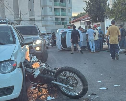 Grave acidente no centro de Carmo do Paranaíba deixa motociclista ferido e carro capotado; veja vídeo Grave acidente no centro de Carmo do Paranaíba deixa motociclista ferido e carro capotado; veja vídeo