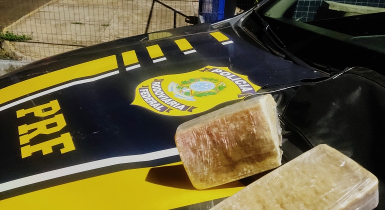 Mulher é presa com grande quantidade de crack dentro de ônibus na BR-365; em Patos de Minas 