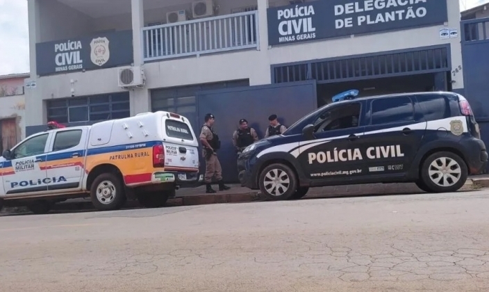 Rapaz de 21 anos é preso após invadir a casa da ex-companheira e ameaçar atear fogo nela usando um líquido inflamável Rapaz de 21 anos é preso após invadir a casa da ex-companheira e ameaçar atear fogo nela usando um líquido inflamável