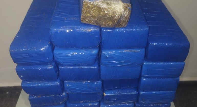 Rio Paranaíba - Menor de 16 anos é apreendido dentro de ônibus na MG-230 com grande quantidade de maconha e cocaína Rio Paranaíba - Menor de 16 anos é apreendido dentro de ônibus na MG-230 com grande quantidade de maconha e cocaína