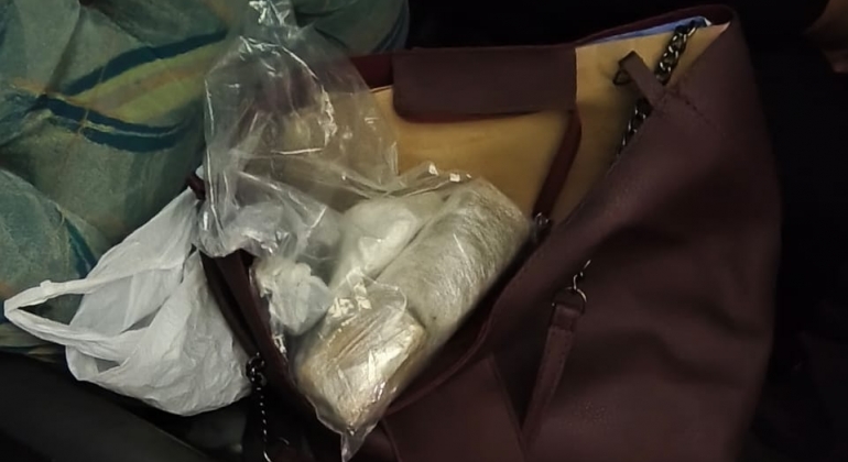 Passageira de ônibus é presa durante abordagem na BR-354 com grande quantidade de maconha e cocaína Passageira de ônibus é presa durante abordagem na BR-354 com grande quantidade de maconha e cocaína