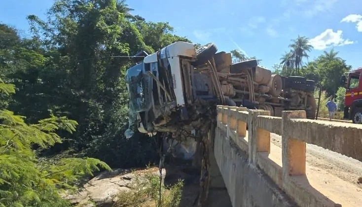 Homem é jogado dentro de rio após carreta atingir ponte, em Araxá Homem é jogado dentro de rio após carreta atingir ponte, em Araxá